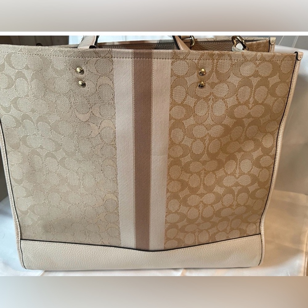 Coach Dempsey Tote Bag 40 In Signature Jacquard With Stripes EUC - Picture 7 of 9